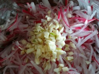 7、香菜萝卜丝,把大蒜沫加入用盐腌制发萝卜丝内