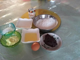 1、网纹红豆面包,准备好材料。