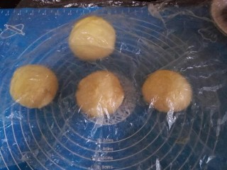 6、网纹红豆面包,盖保鲜膜松弛15分钟。