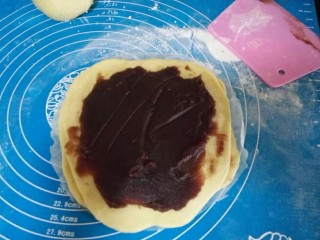 8、网纹红豆面包,将红豆泥涂抹好，两个面团都是这样重复操作的，最后一个则不需要涂抹。