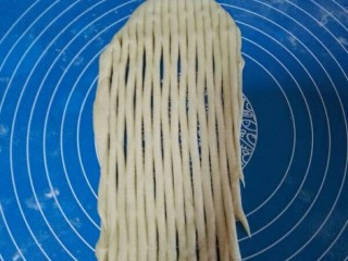 11、网纹红豆面包,然后用网纹刀裁好。