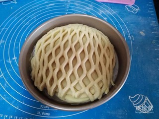 12、网纹红豆面包,小心的盖到面团上面，我用的八寸披萨盘。