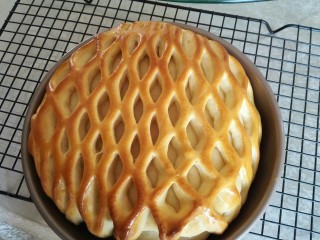 14、网纹红豆面包,烤箱200度预热10分钟，然后200度烤18~20分钟，上色即可。