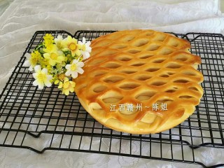 15、网纹红豆面包,出炉以后晾烤网晾凉，微热放保鲜袋装起来，室温保存，两天之内食用完。