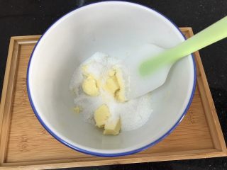 3、萌萌纽扣小饼干,加入盐，糖粉