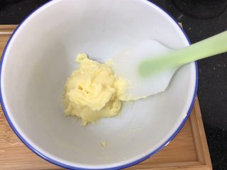 4、萌萌纽扣小饼干,刮刀先翻拌均匀