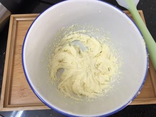 5、萌萌纽扣小饼干,然后电动打蛋器打发至微白蓬松状态