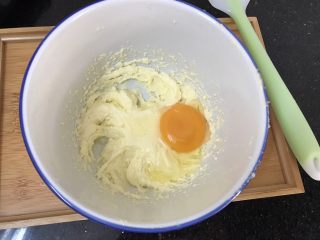 6、萌萌纽扣小饼干,加入蛋黄