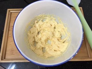 7、萌萌纽扣小饼干,继续打发均匀