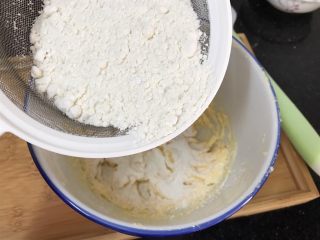 8、萌萌纽扣小饼干,分2次筛入混合的低粉与泡打粉