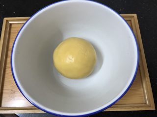 9、萌萌纽扣小饼干,揉成面团，静置十分钟