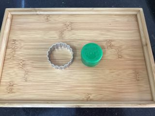 11、萌萌纽扣小饼干,准备2个模具，一大一小，各种瓶盖等视自己家工具