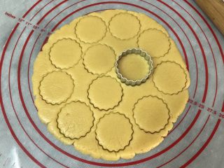 13、萌萌纽扣小饼干,先用大模具压出饼片