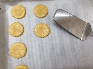 14、萌萌纽扣小饼干,借助铲子移铲到铺有油纸的烤盘上