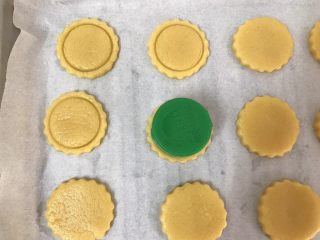15、萌萌纽扣小饼干,再用小模具在饼片上压出一圈痕迹，切记，七分深度就好了，不过底哟