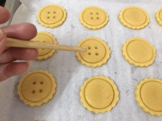 16、萌萌纽扣小饼干,再用小筷子在中间位置戳出四个纽扣小眼，也不用戳到底，七八分深就好