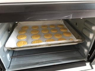 17、萌萌纽扣小饼干,烤箱175度预热之后，送进中层，上下火烤10分钟就ok！