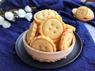18、萌萌纽扣小饼干,很简单吧！酥脆香口，还自带一股萌态，深得孩子们欢喜！