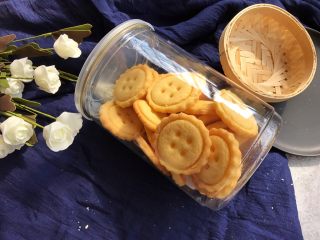 19、萌萌纽扣小饼干,打包密封罐里，哄娃专用！????