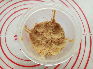 15、俄式提拉米苏,掰下来的多余饼皮放入料理机打成粉(没有料理机的可以放入塑料袋用擀面杖擀碎，尽量碎一些，吃起来口感更好)