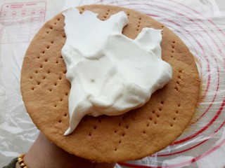 16、俄式提拉米苏,把奶油分成9份(有一份最后抹四周的)，每层饼皮抹的奶油量最好一致，这样成品出来后不但切面均匀漂亮，还避免奶油抹少的饼皮发硬。 