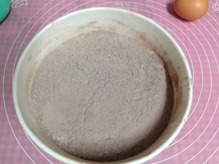 1、可可裂纹曲奇,将中筋面粉、可可粉、泡打粉、小苏打和盐过筛2-3遍充分混合