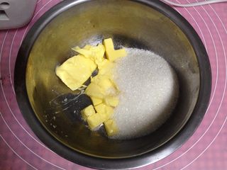 2、可可裂纹曲奇,细砂糖加入提前软化好的黄油中