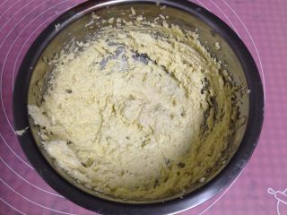 3、可可裂纹曲奇,中高速打发至颜色泛白，体积蓬松状