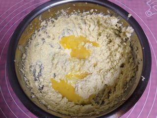 4、可可裂纹曲奇,分次加入鸡蛋液搅拌均匀（每一次搅拌均匀后再放下一次，以免油水分离）