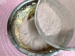 6、可可裂纹曲奇,将过筛好的粉类再次过筛加入黄油糊中