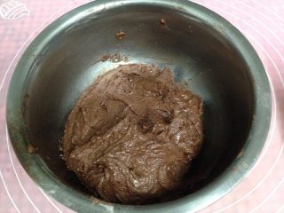 7、可可裂纹曲奇,翻拌均匀后盖上保鲜膜放入冰箱冷冻1小时（中途要搅拌一下，也可以冷藏4个小时左右，直到变硬即可