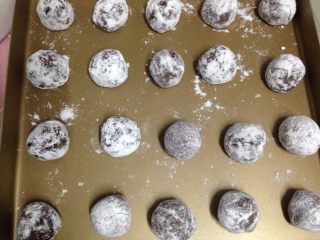 10、可可裂纹曲奇,将做好的面团整齐地放在不沾烤盘上