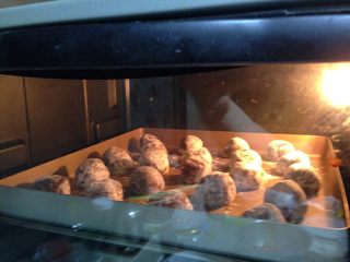 11、可可裂纹曲奇,送入已经预热好180度的烤箱中、中层、烘烤15-20分钟。