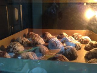 12、可可裂纹曲奇,烤的过程中会自动裂开呈现漂亮的花纹，每一块的花纹都自然形成，错综复杂且绝对不带重样儿的。