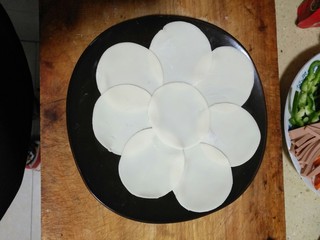 1、剩饺子皮做的披萨，味道很赞哦,摆好花型饺子皮