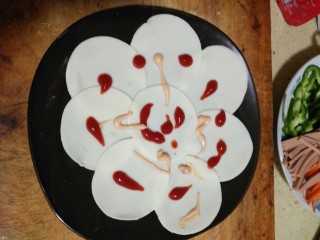 2、剩饺子皮做的披萨，味道很赞哦,加入番茄酱和沙拉酱，然后摸匀