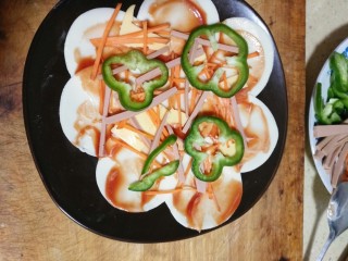 4、剩饺子皮做的披萨，味道很赞哦,加入青椒丝