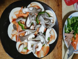 5、剩饺子皮做的披萨，味道很赞哦,加入香菇和平菇