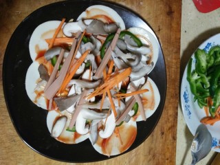 6、剩饺子皮做的披萨，味道很赞哦,加入素肠和胡萝卜