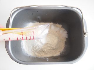 1、番茄鸡肉肠披萨,面粉中加入盐、糖和酵母。