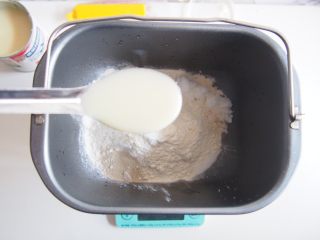 2、番茄鸡肉肠披萨,加入炼奶和水，水不要一次加入，要根据面粉的吸水性进行上下调整。