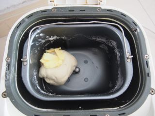 3、番茄鸡肉肠披萨,加入炼奶和水，水不要一次加入，要根据面粉的吸水性进行上下调整。