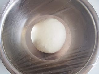 4、番茄鸡肉肠披萨,揉好的面团放入盆中，覆盖保鲜膜发酵至2倍大。