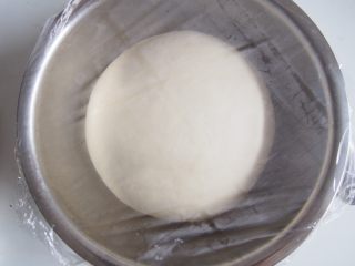 5、番茄鸡肉肠披萨,发酵好的面团。