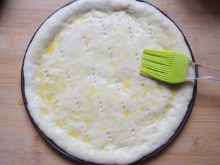 8、番茄鸡肉肠披萨,醒发好的面团表面刷一层全蛋液，放入烤箱中下层，200度，上下火，8~10分钟即可。