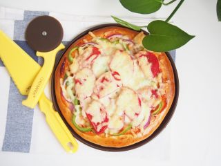 12、番茄鸡肉肠披萨,烤箱预热至200度，中层上下火，8~10分钟左右即可。