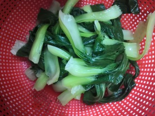 7、凉拌青菜香菇,过凉后，捞出，沥干水份，备用