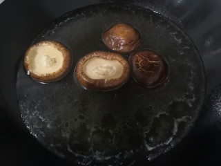 8、凉拌青菜香菇,把香菇，洗干净，放入焯青菜的开水中，焯水