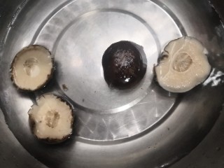 10、凉拌青菜香菇,把香菇，放凉白开中，过凉