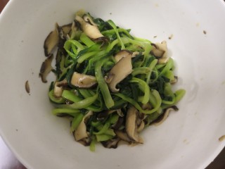 16、凉拌青菜香菇,搅拌均匀后，腌制10分钟